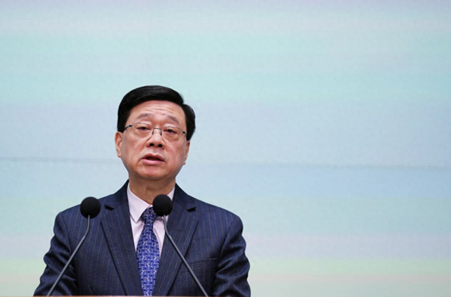 中央免去香港高官职务，特首李家超罕见同台面见记者：曾国衞是因健康原因提出离职	，坊间不实流言可以休矣！