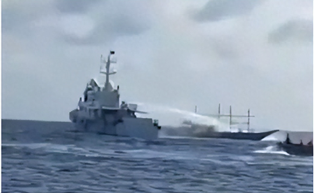 菲船硬闯	，还持刀威胁中方人员，海警强硬反击，菲船受损人员受伤