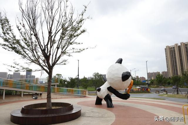 江苏苏州昆山花桥街头巨型“熊猫”手握放大镜身姿妖娆惹人爱
