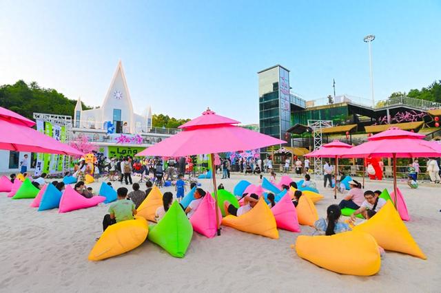 清镇市侏罗纪恐龙小镇：暑期避暑游热门之选 沉浸式体验与校企合作助力文旅发展