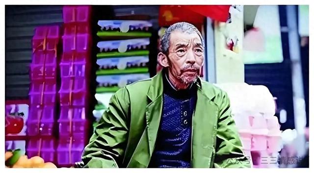 武汉卖菜单身汉捡2女婴抚养长大,谁料,多年后小女儿却让他泪目