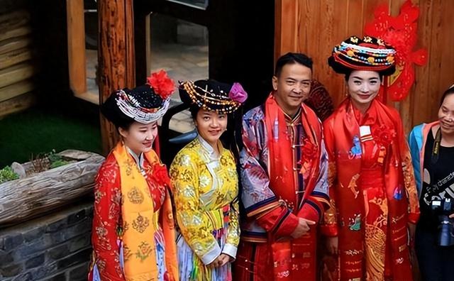 真正的女儿国：男不娶女不嫁，相中就晚上爬窗户，孩子扔给舅舅养