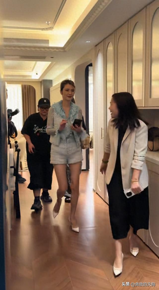 网友偶遇香港女演员洪欣，这身高太高了，目测得有1米8！