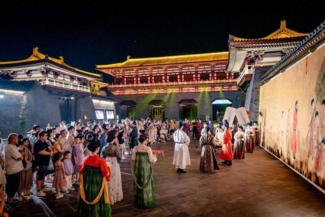 襄阳唐城夜游：沉浸式“盛唐梦境”点燃暑期文旅热