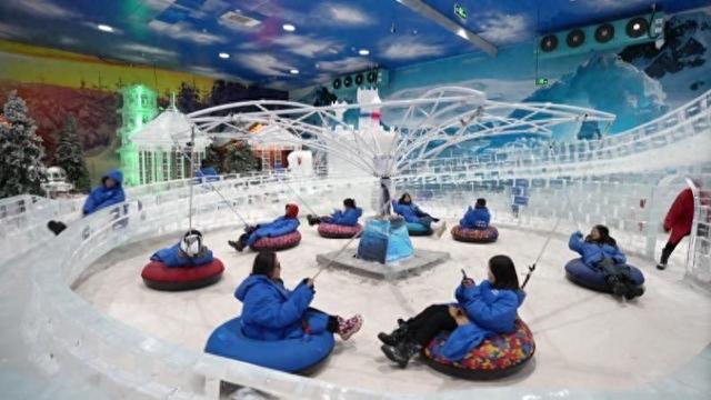 江西南昌：室内雪场人气旺 家门口尽享冰雪乐趣