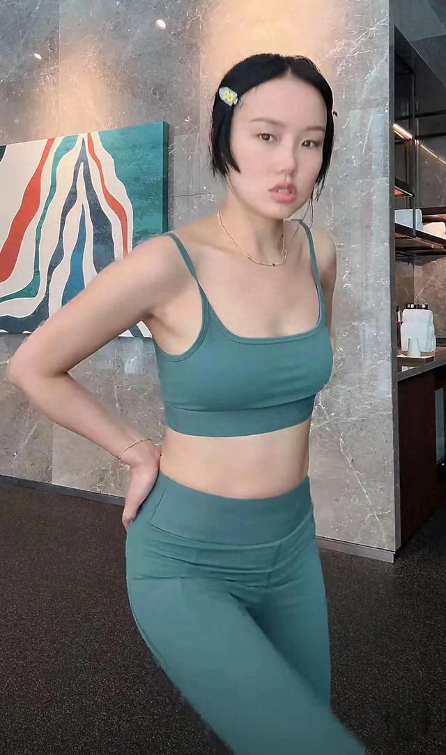 黄龄身穿瑜伽服健身，身材原来这么顶
