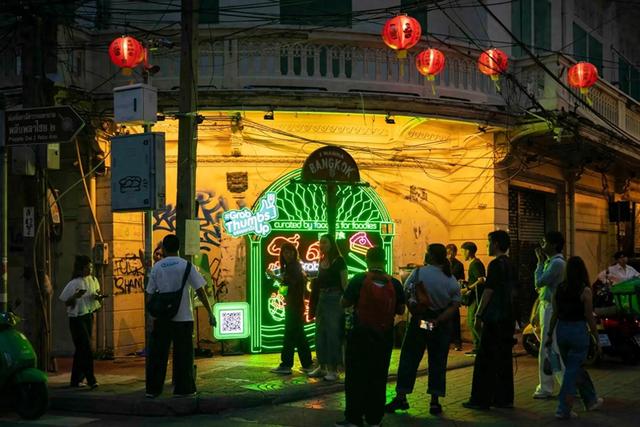 曼谷这条百年香料街快被遗忘？灯光节让它夜夜爆满，真相不简单