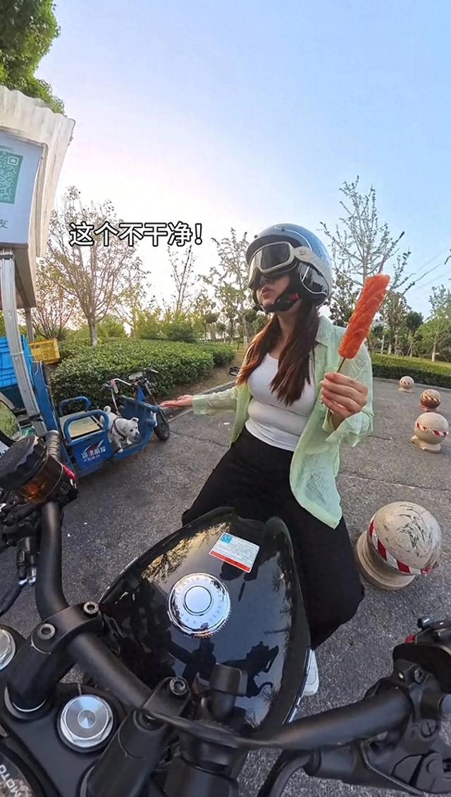 笑死了！女子喂烤肠店老板的狗吃烤肠，老板：那不干净，别给它吃
