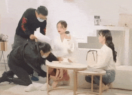 浴缸陪睡、跪地服务、洗内裤擦马桶	，给明星当员工有多难