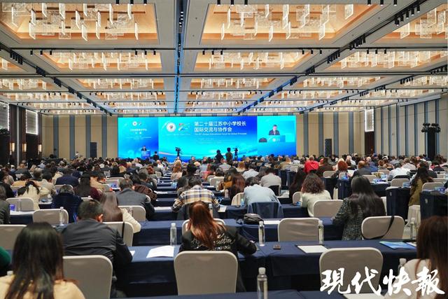 数字时代、教育何为？中外中小学校长共话学生AI素养培养路径