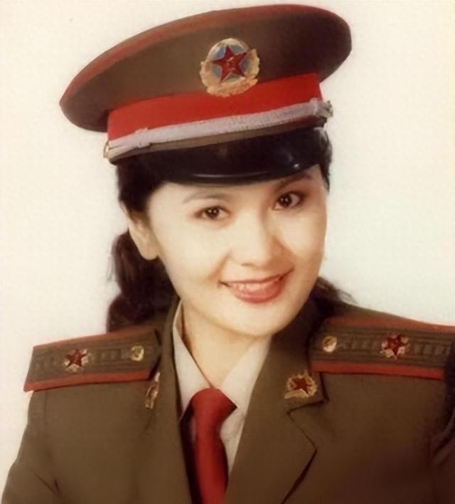 她是天生丽质的美女演员，嫁给军委副主席之子	，离婚后成知名画家