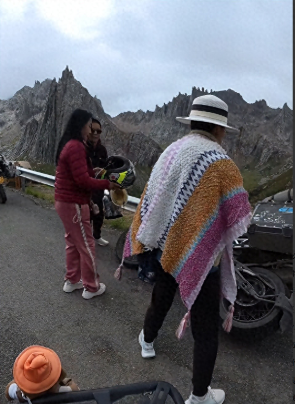 东北大妈进藏旅游，私自骑路边价值20万摩托，翻车后逃逸 拉黑车主