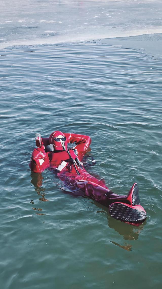 包头：“冰湖躺平”解锁冬日户外新玩法