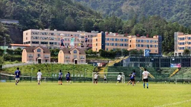 废弃矿坑“蝶变”绿茵场 广西姑婆山解锁生态文旅新玩法