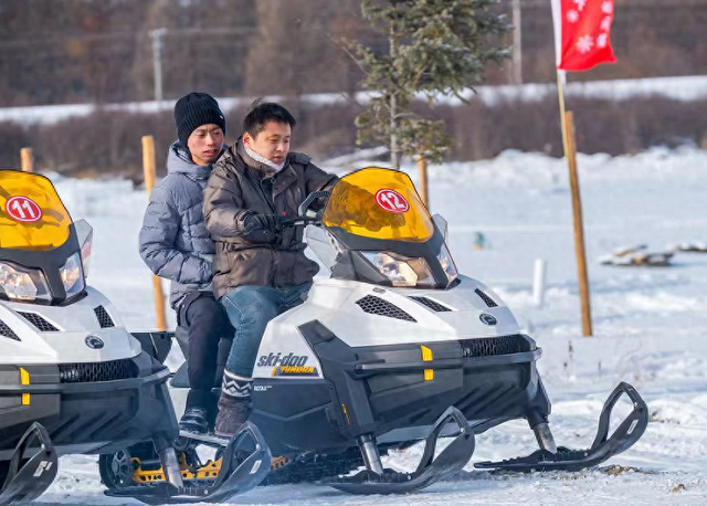 内蒙古多地滑雪场“开板”迎客，冬季旅游迅速升温