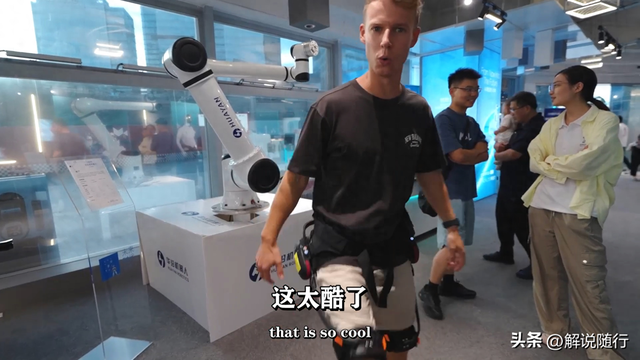 英国夫妇深圳游全程科幻，陷入沉思：岁月静好的未来世界