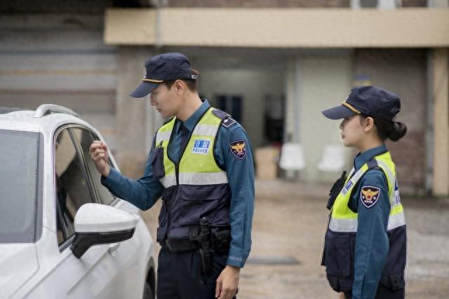 辞了辅警才知道：小县城，月薪3000，五险一金的工作找不到！