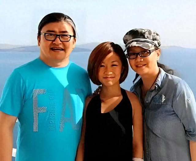 刘欢34岁女儿大婚！新娘染红发很个性，新郎儒雅，岳父母对他满意