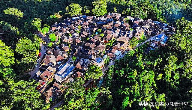 《西双版纳 澜沧行》景迈山翁基古寨晚照：布朗山与夕阳共醉