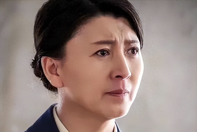 道歉不到24小时	，闫学晶再迎三大噩耗，她儿子可能30万都赚不到了