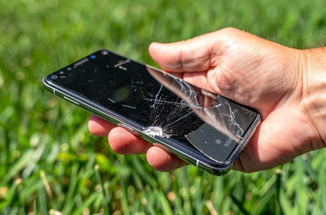 手机进水充不进去电怎么办（手机充电口进水别乱弄）