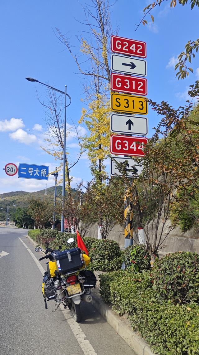 赏秋秦岭，摩旅商洛（11）过商洛，偶然进入蓝小路，露营蓝田县