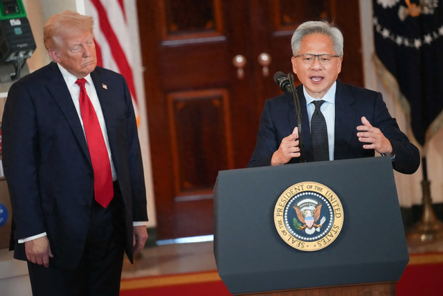 特朗普推芯片抽成新政！英伟达出口换许可，15%收入上缴国库！