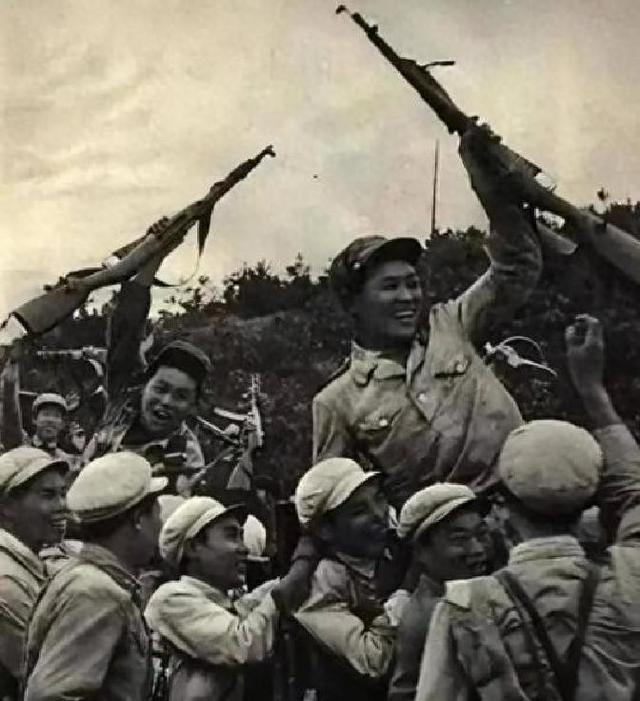 向毛岸英投下汽油弹的南非飞行员，在51年获安慰奖，最终如何收场