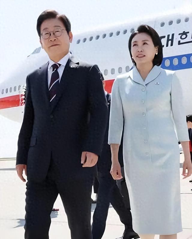 李在明也没想到，访华仅3天	，59岁妻子竟凭一个举动给他长脸了