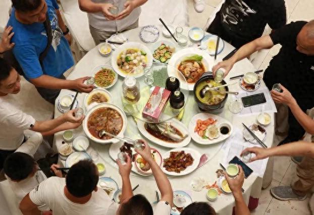 我有个表哥不上班、没想到人家一个暑假赚了别人一年的钱。