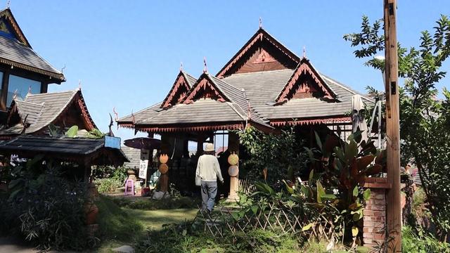 云南边境西双版纳，真正的千年古寨，当地村民还住在吊脚楼中