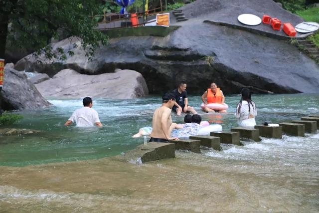融水“果冻水”成旅游新宠 迎来旅游团队热潮