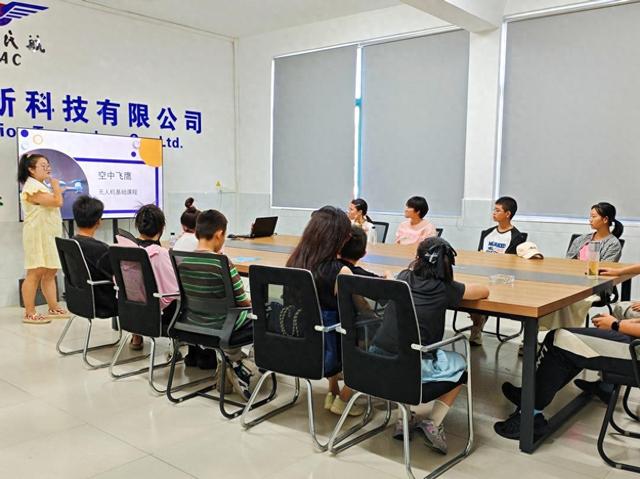 溧水晶桥镇水晶村青少年无人机体验活动：翱翔科技之梦点亮乡村未来