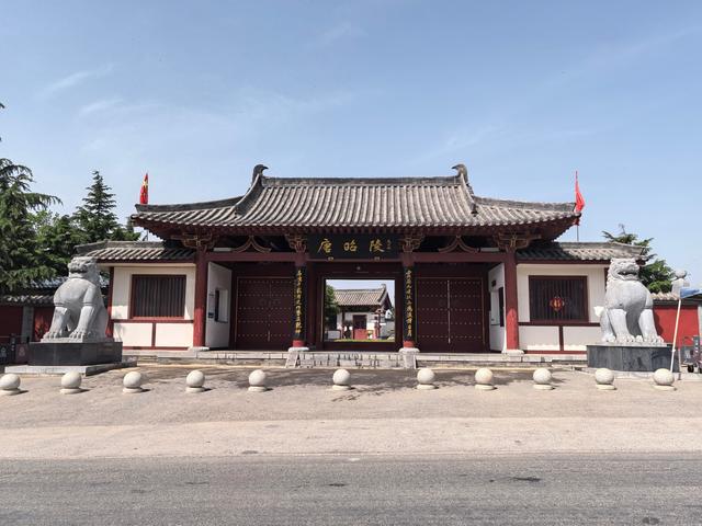 唐太宗李世民的昭陵首开唐陵以山为陵先例，博物馆却在十公里开外