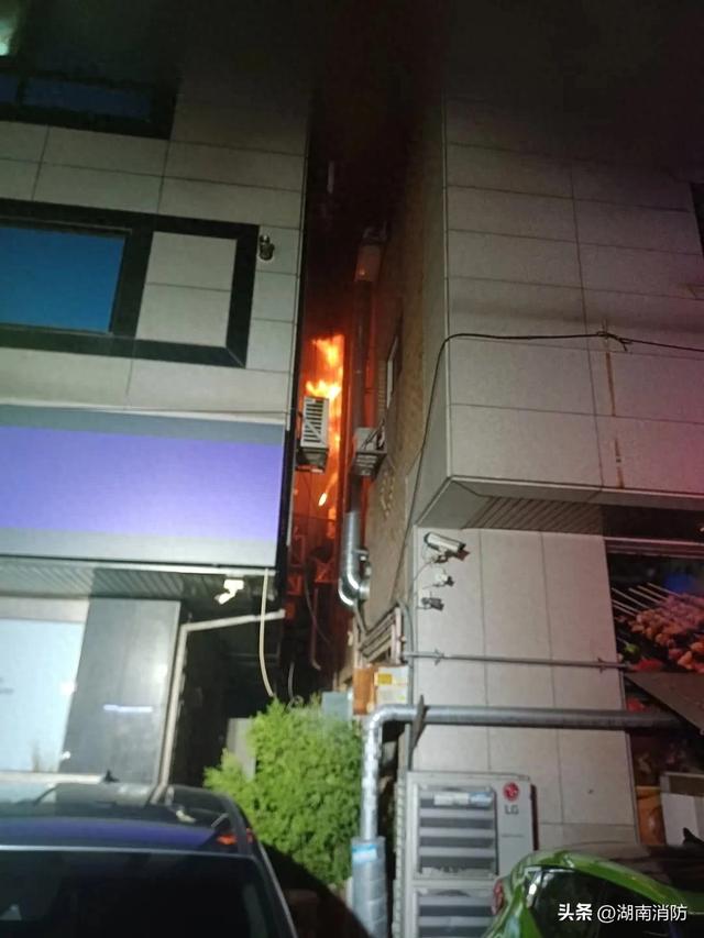 凌晨大楼起火！女子将两个月大的孩子递给隔壁楼邻居后不幸坠楼身亡