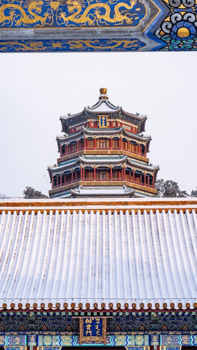 雪落廊桥	，颐和园便成了半白半黛的水墨长卷。