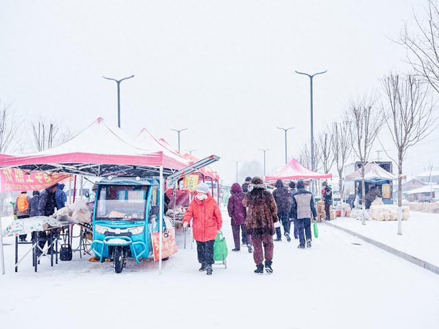 长白山西坡大集，感受东北集市的浓郁烟火气，解锁冬日的别样快乐