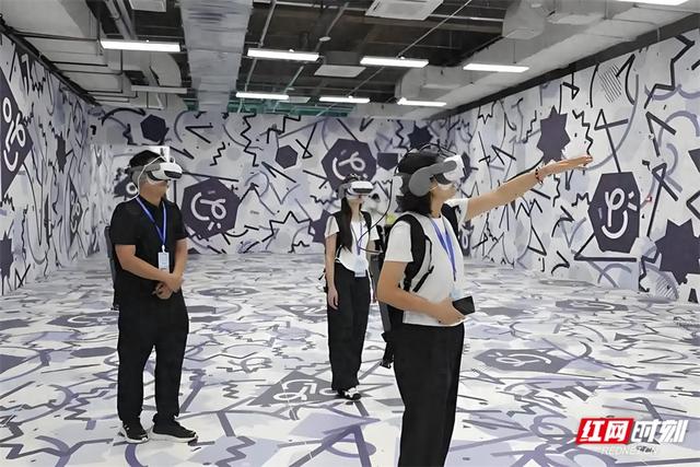 游客穿越布达拉宫！张家界数字VR大空间解锁元宇宙文旅新体验