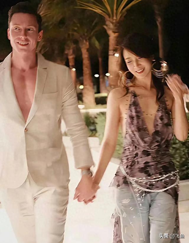 陈赫前妻许婧和匈牙利老公在沙特庆生,39 岁身材超棒,太吸睛。