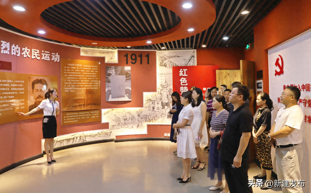 红色荷塘别样“红”