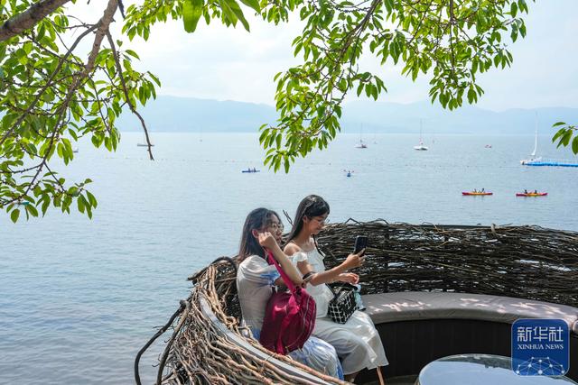 抚仙湖夏日引客来