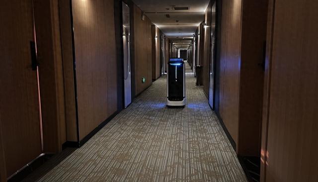 女子全身赤裸裹毛巾跑出酒店房门	，控诉男子趁其醉酒强奸！律师：已触犯强奸罪