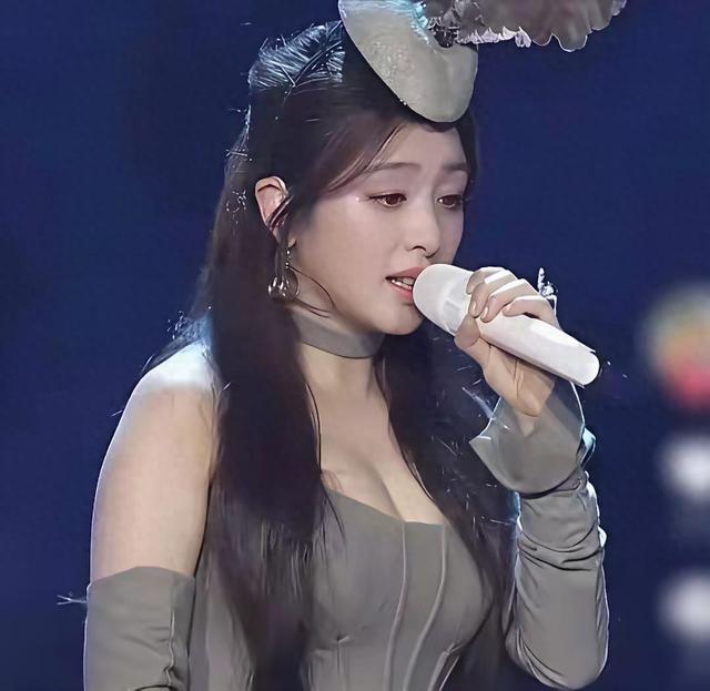 张含韵的奶欲更勾人，36岁依旧童颜，身材却饱满成熟韵味满满