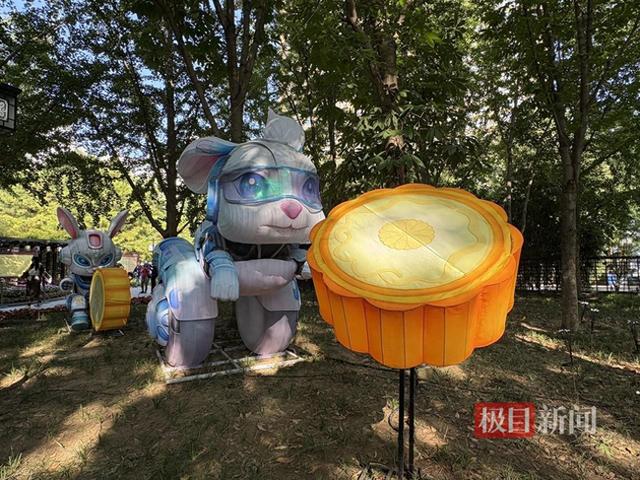 北京月坛公园中秋氛围拉满：“超大号”月饼灯引游客纷纷合影，穿机械服的“赛博玉兔”圈粉