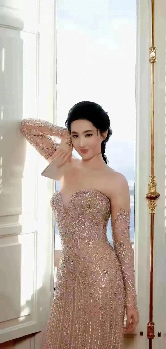 刘亦菲真空低胸装性感出圈杀疯了！网友直呼：这谁能顶得住啊！美