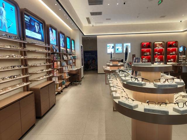眼镜店三年倒闭6 万家！没被电商打垮，咋自己把生意做黄了？