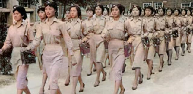 国民党女兵罕见老照片，一点不像电视中的女特务，图4挺漂亮