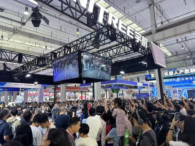 全球首家机器人4S店亮相！进店消费，大家最想买这一类机器人→