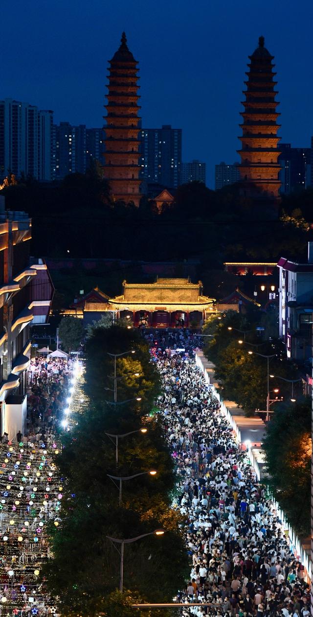 夜幕降临 太原双塔公园夜市熙熙攘攘