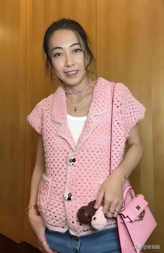 甘比又穿着编的衣服出来啦！网友：编织手艺不错，但知道土吗？
